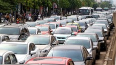 Theo quy định mới, đối với ôtô chở người từ 9 chỗ trở xuống nộp lệ phí trước bạ lần đầu với mức thu là 10%, lần thứ 2 là 2%. Ảnh: Bá Đô