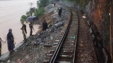 Sau 3 ngày mưa lớn do ảnh hưởng áp thấp nhiệt đới, hoạt động của tuyến đường sắt Bắc Nam qua tỉnh Hà Tĩnh và Quảng Bình bị giám đoạn từ chiều 14/10. Hơn 40 chuyến tàu phải dừng hoạt động, nằm chờ nước rút rải rác ở khu vực miền Trung. 