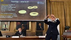 Đại diện Hội đồng vật lý Nobel giải thích về hình học tôpô. Ảnh: Wordpress.