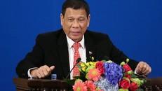 Trong bài phát biểu tại thành phố quê nhà Davao, ông Duterte đính chính rằng ông sẽ không cắt đứt quan hệ với nước đồng minh hiệp ước của Philippines, nơi có một lượng lớn người Philippines đang sinh sống. "Khi nói cắt đứt quan hệ nghĩa là cắt quan hệ ng