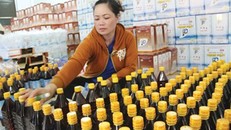 Những người kinh doanh nước mắm hoang mang.