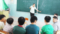 Một tiết học cho trẻ khuyết tật ở huyện Củ Chi do cô Dung đứng lớp. Ảnh: Mạnh Tùng