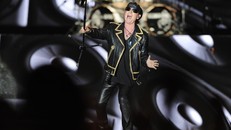 Nhóm Scorpions là "nam châm" hút sự chú ý của khán giả ở đêm diễn 23/10. Vừa xuất hiện trên sân khấu, nhóm truyền không khí cuồng nhiệt, phấn khích đến mọi người. Trong 90 phút, ban nhạc gửi tới người hâm mộ khoảng 18 bài hát cũ và mới. Nhiều nhạc phẩm qu