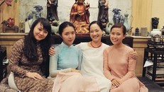 Lê Khanh và con gái (thứ hai bên trái sang)