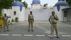 Cảnh sát Ấn Độ đứng gác trước cổng Cao ủy Pakistan tại New Delhi. Ảnh: AFP.