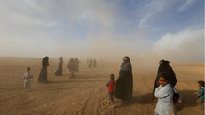 Người dân trở về ngôi làng của họ ở phía nam Mosul hôm 21/10 sau khi nó được giải phóng. Ảnh: Reuters