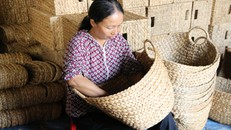 Chị Nguyễn Thị Hoa kiểm tra sản phẩm trước khi xuất kho. Ảnh: Phương Vy.