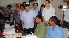 Bí thư Tỉnh ủy Hà Tĩnh Lê Đình Sơn động viên người dân vượt khó vươn lên, tiếp tục bám biển và sử dụng số tiền được đền bù hợp lý.