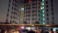 Ngọn lửa bùng lên tại một căn hộ. Ảnh: Sơn Dương