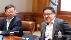 Ông Ahn Jong-beom (phải). Ảnh: Yonhap