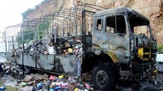 Xe tải chở hàng hóa của anh Duy bị người dân Bình Định "hôi của" sau vụ hỏa hoạn ngày 1/11.