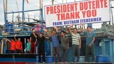 Ngư dân Việt Nam vẫy tay chào Tổng thống Duterte và quan chức Philippines trước khi hồi hương. Ảnh: AFP