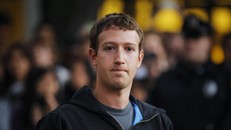 Ông chủ Facebook mất 3 tỷ USD một ngày