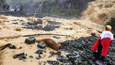 Sạt lở đất đá nhiều điểm khiến giao thông tuyến Nha Trang - Đà Lạt tê liệt. Ảnh: BTN