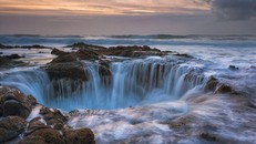 Giếng thần Sấm (Well's Thor) là một điểm đến hút khách tại bang Oregon, Mỹ bởi kết cấu đặc biệt của nó. Đây là miệng giếng khổng lồ nằm trên một mỏm đá vươn ra biển Thái Bình Dương và đủ sức nuốt chửng một con thuyền. Do đó, hố nước khổng lồ giữa biển này