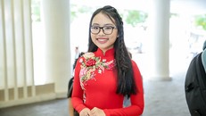 Phương Mỹ Chi ra dáng thiếu nữ, diện áo dài tới show diễn của Nam Cường