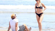 Lady Gaga tình tứ bên tình già tại bờ biển