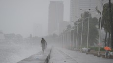 Người Philipppines vật lộn trong bão Sơn Tinh