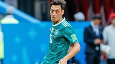 Giã từ đội tuyển quốc gia Đức, Ozil được nhiều người ủng hộ