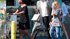 Angelina Jolie tươi rói dạo phố cùng các con, mặc kệ tin đồn chèn ép chồng cũ