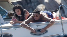 Ronaldo mắt tím bầm đi nghỉ dưỡng cùng bạn gái, giải hạn 'tịt ngòi'