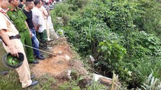 Xe ô tô bất ngờ lao xuống vực, 5 người bị thương nhẹ