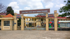 Cô giáo quỳ gối xin lỗi phụ huynh bị kỷ luật cảnh cáo