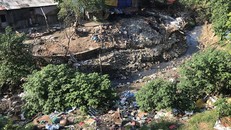 Kinh hoàng ‘núi rác’ dưới chân cầu Long Biên