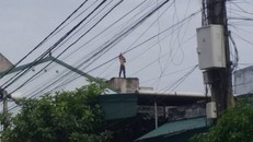 Người đàn ông ôm cháu bé nhảy từ nóc nhà này sang nóc nhà khác