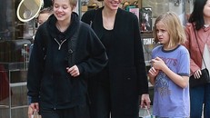 Angelina Jolie tươi như hoa cùng các con dạo phố