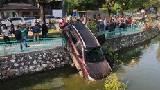 Ô tô 7 chỗ lao qua giải phân cách, cắm đầu xuống hồ Trúc Bạch