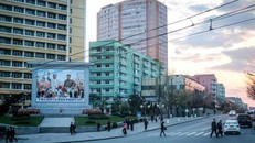 Triều Tiên – Đất nước bí ẩn cấm mặc trang phục lòe loẹt và quần jean xanh