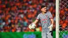 Mới sang Thái thi đấu, Đặng Văn Lâm đã mua xe hơi tặng bố