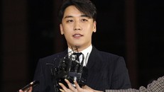 Đến trình diện cảnh sát, Seungri cũng đi làm đẹp như diễn show