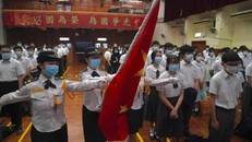 Học sinh tham dự lễ chào cờ tại một trường trung học ở Hồng Kông để đánh dấu ngày Giáo dục An ninh Quốc gia (Ảnh: Kin Cheung/The Guardian)