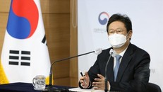Bộ trưởng Bộ Văn hóa Hwang Hee phát biểu trong cuộc họp báo tại Khu phức hợp Chính phủ Trung ương, Seoul. (Ảnh: Korea Times)