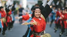 Hanuyo Yosakoi Team (Việt Nam) với bài diễn "Đánh thủy thần, đương đầu sóng lớn" tại Lễ hội Harajuku Omotedando Super Yosakoi 2017. (Ảnh: Hanuyo)