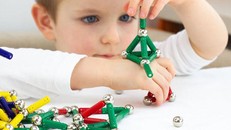 Trẻ em cảm thấy rất vui khi được 'thưởng thức' một đồng xu sáng bóng, pin nhỏ hoặc đồ chơi nhiều màu sắc. (Ảnh: Clevelandclinic)