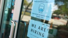 Biển hiệu tuyển dụng tại một cửa hàng vào ngày 05/03/2021 ở Miami, Florida. Một số bang đang tiến tới chấm dứt sớm các khoản trợ cấp thất nghiệp tăng cường.(Ảnh: USNews)