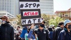 Mỹ: Người biểu tình xuống đường phản đối phân biệt chủng tộc hướng đến người châu Á (Ảnh: UN)