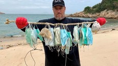 Những chiếc khẩu trang trôi dạt đến quần đảo không người Soko, Hongkong. (Ảnh: Reuters)