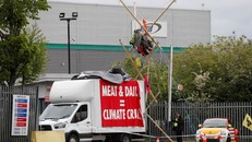 Tổ chức Animal Rebellion phong tỏa một trung tâm phân phối của McDonald hôm 22/5 (Ảnh: Reuters)