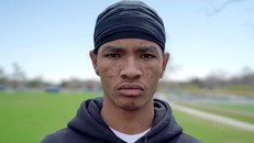 "Điều gì sẽ xảy ra nếu em chỉ đơn giản nói là anh ấy không thể mua thuốc với tờ tiền đó?" (Ảnh: The Guardian)