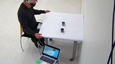 Một phần thị giác của bệnh nhân nam 58 tuổi này đã được khôi phục, giúp anh có thể nhận biết, đếm, xác định vị trí và chạm vào các đồ vật khác nhau bày ra trên bàn trước mặt. (Ảnh: New York Times)