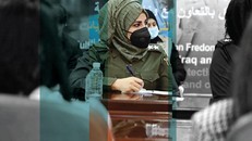 Nữ sĩ quan cảnh sát tại khóa đào tạo về đường dây nóng trợ giúp cho các nữ nhà báo. (Ảnh: UNESCO).