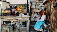 Khoảnh sân đầy ắp sách cũ với kiến trúc được gìn giữ từ 1951.