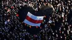 Cờ Belarus được giăng bên trong hình trái tim do người biểu tình tạo ra ở thủ đô Minsk tháng 8/2020. (Ảnh: Reuters.)