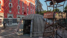 Lối vào được xây dựng giống với một trong những hầm chứa pháo có mái vòm dành cho hai người được tìm thấy trên khắp Albania.(Ảnh: Alessio Mamo)