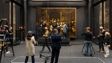 Từ thế kỷ 19, bức tranh không nguyên vẹn đã được đưa vào bảo tàng Rijksmuseum, và trưng bày tại khu vực trung tâm của Bảo tàng.