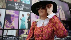 Lily Travis mặc quần áo cho thuê từ My Wardrobe HQ trong Tuần lễ thời trang London tháng 2/2020.